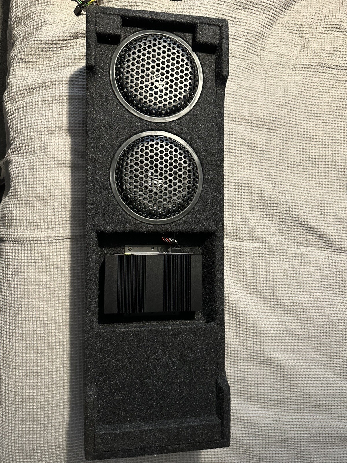 VW Plug & Play Sound System Helix 300W 000051419A Sub Woofer Amplifier