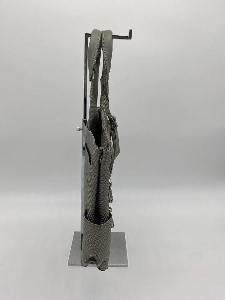 NUEVO Bolso de Mano Pequeño Tumi Plateado/Gris Estilo #26189S4 14”x10.5”x4” Foto 2 de 4