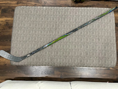 Bauer FlyLite P92 77 Flex Right Hand SR Stick Black/Green (Veterans Day edition)