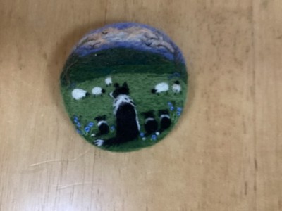 NADELFILZ BROSCHE SCHÄFERHUND UND WELPEN RUHEN IN BLUEBELL MEADOW