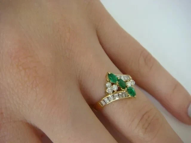 Anillo de compromiso con racimo de esmeralda simulada marquesa de 2 quilates enchapado en oro amarillo de 14 quilates Foto 4 de 4