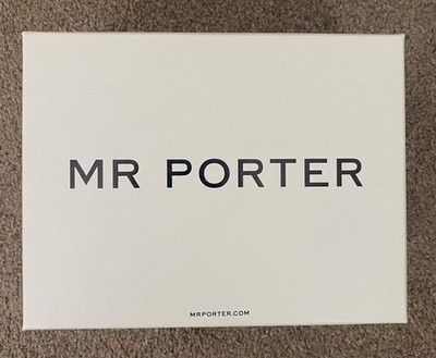 MR PORTER KLEINE GESCHENKBOX ZUR AUFBEWAHRUNG (21,5 x 16,5 x 10 cm) - WEISS MIT SCHWARZEM LOGO