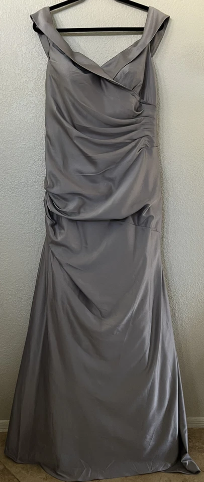 New LA FEMME Off the Shoulder Ruched Satin Trumpet Gown In Platinum Size 16 $418 - Изображение 3 из 4