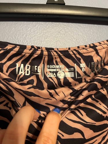 Pantalones Cortos de Entrenamiento IAB MFG 3 Pulgadas No-Ride Alta Energía Camel Estampado Animal Para Mujer LG - Imagen 4 de 10