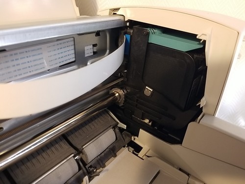 Hewlett Packard DeskJet 812C, Parallel & USB - Powers On, Needs Ink - Picture 7 of 12