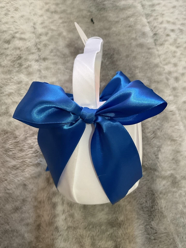 Elegante cesta blanca y azul con flores para niñas para bodas  Foto 2 de 4