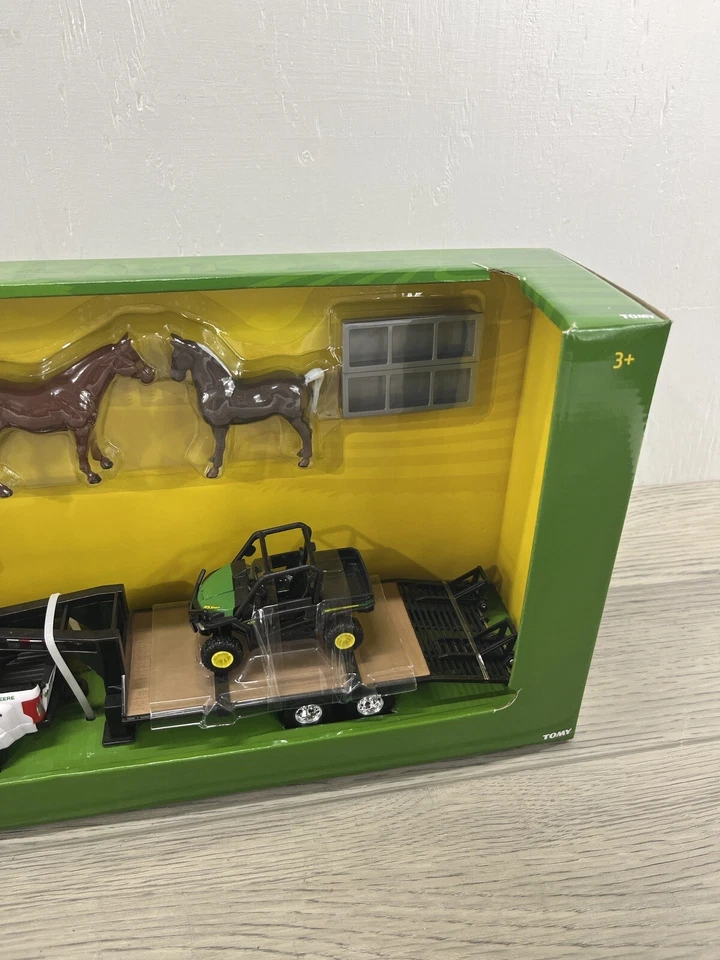 John Deere RSX860i Gator Hauling Set - Includes Hay, Horses & Fence 1:32 **NEW** - Image 4 of 4