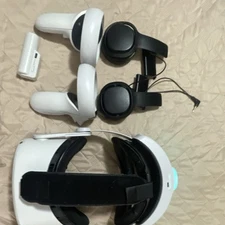 OCULUS QUEST 2 WITH ACCESSORIES (USED)