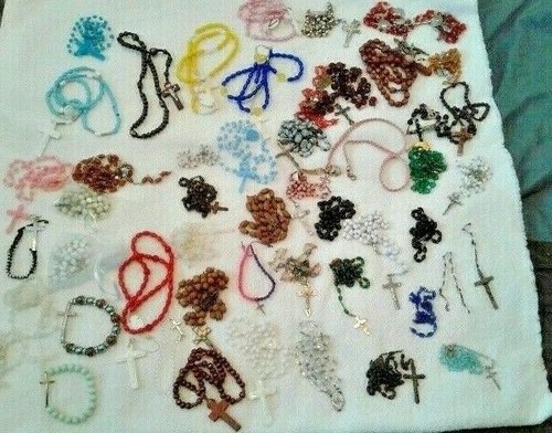 LOT 10 RELIGIOUS ITEMS ROSARY BEADS BRACELETS PIN BACKS TIE TACS ANGELS CROSSES - Picture 3 of 6