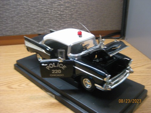 1/18 1957 CHEVROLET BEL AIR HT"CHICAGO POLICE" , ERTL/AMERICAN MUSCLE #33050 - Picture 16 of 24