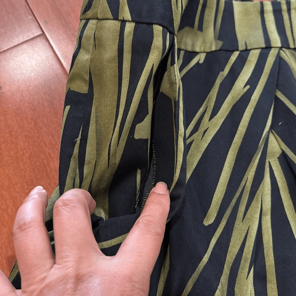 Falda plisada línea A Kenneth Cole Reaction para mujer negra verde floral con cremallera talla 8 Foto 3 de 4