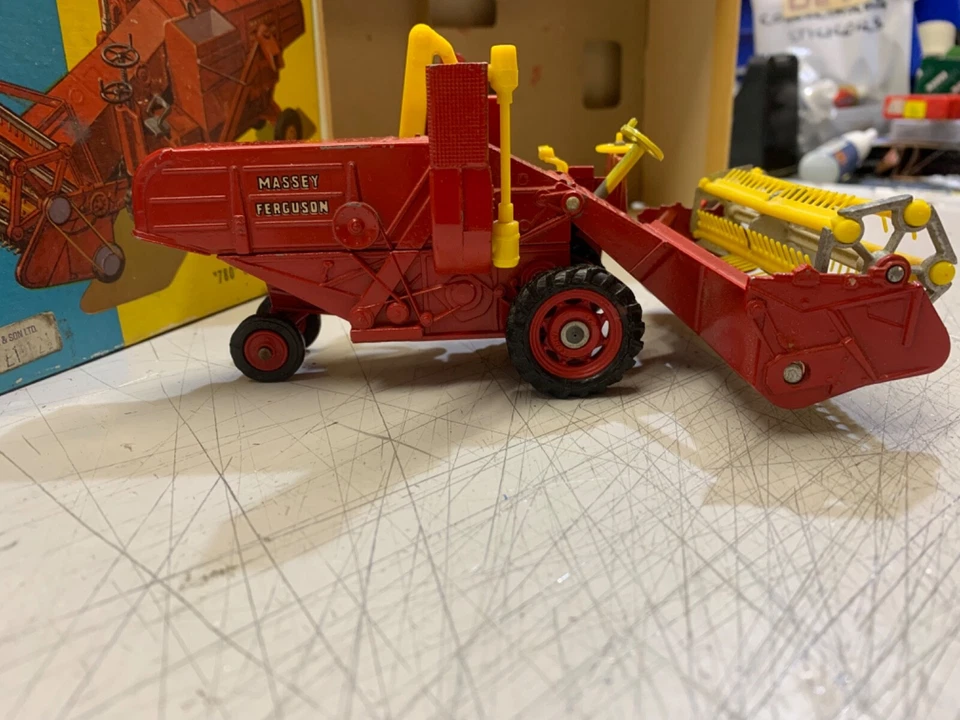 CORGI.1111.FARM.MASSEY FERGUSON 780 COMBINE HARVESTER. SPARE BELTS.ALL WORKING. - Image 4 of 4