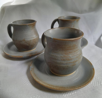 kaffeetassen und untertassen. Handgefertigtes Keramik Steinzeug, Rad geworfen, 3er Set