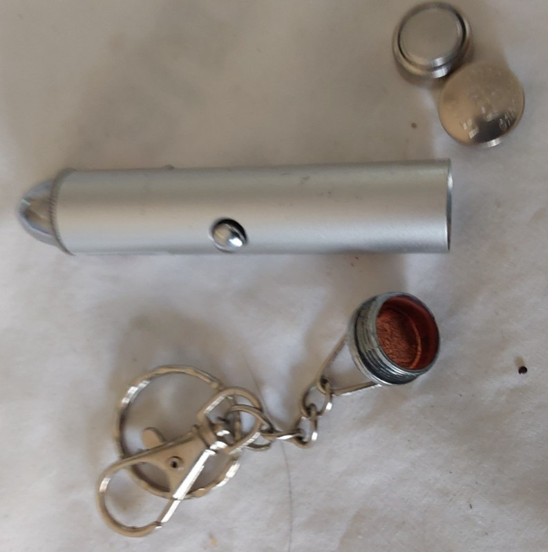 SMALL PEN LIGHT WITH KEYCHAIN  - NEEDS 2 NEW BUTTON BATTERIES AS SHOWN