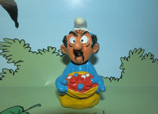 Schlumpf / Schlümpfe: Schlumpf mit Gargamel Maske.