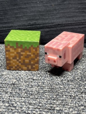 Minecraft Action Figure Toy Pink Pig 2.5'' Jazwares With Minecraft Dirt Block