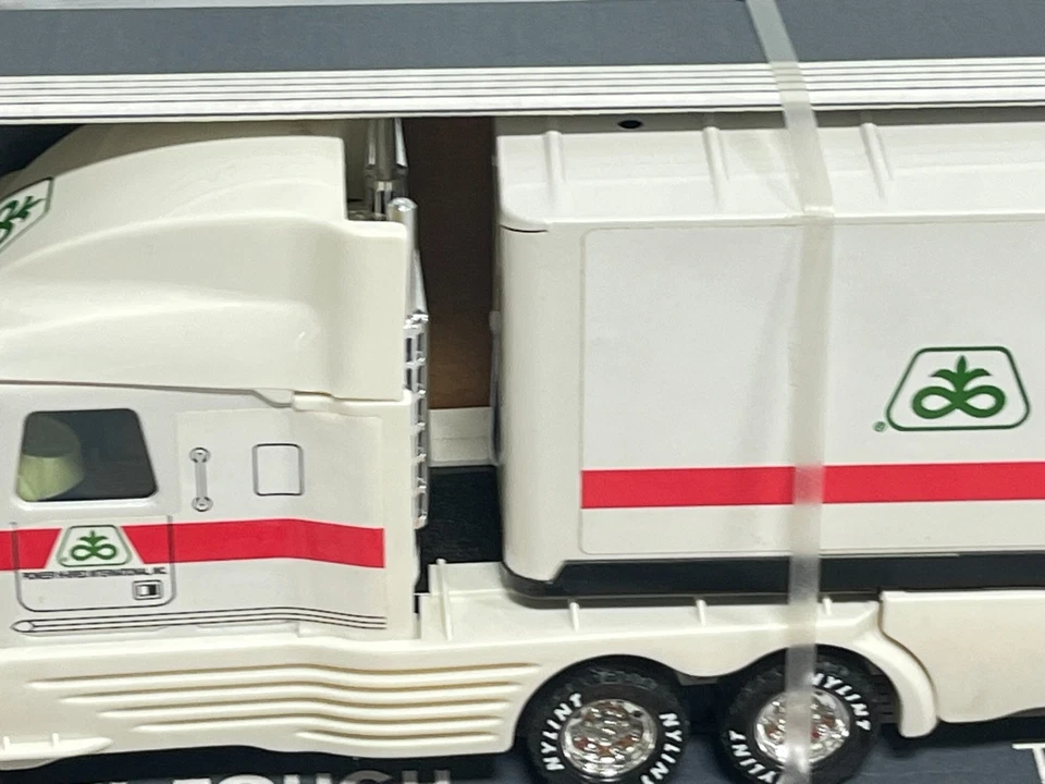 PIONEER Hybrid Seed Corn NYLINT Semi Truck and Trailer NIB Steel 18 Wheeler - Image 4 of 4