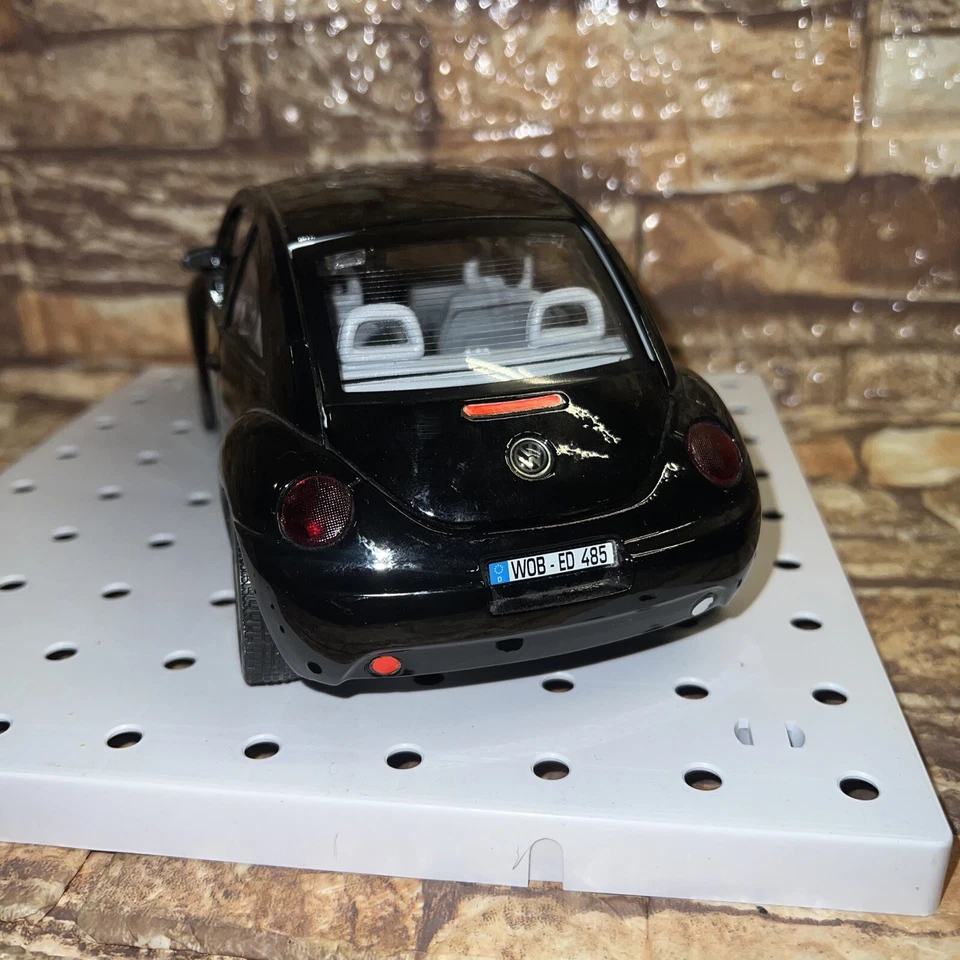 BURAGO VW NUEVO ESCARABAJO 1998 MODELO FUNDIDO A PRESIÓN HECHO EN ITALIA 1:18 negro brillante  Foto 4 de 4