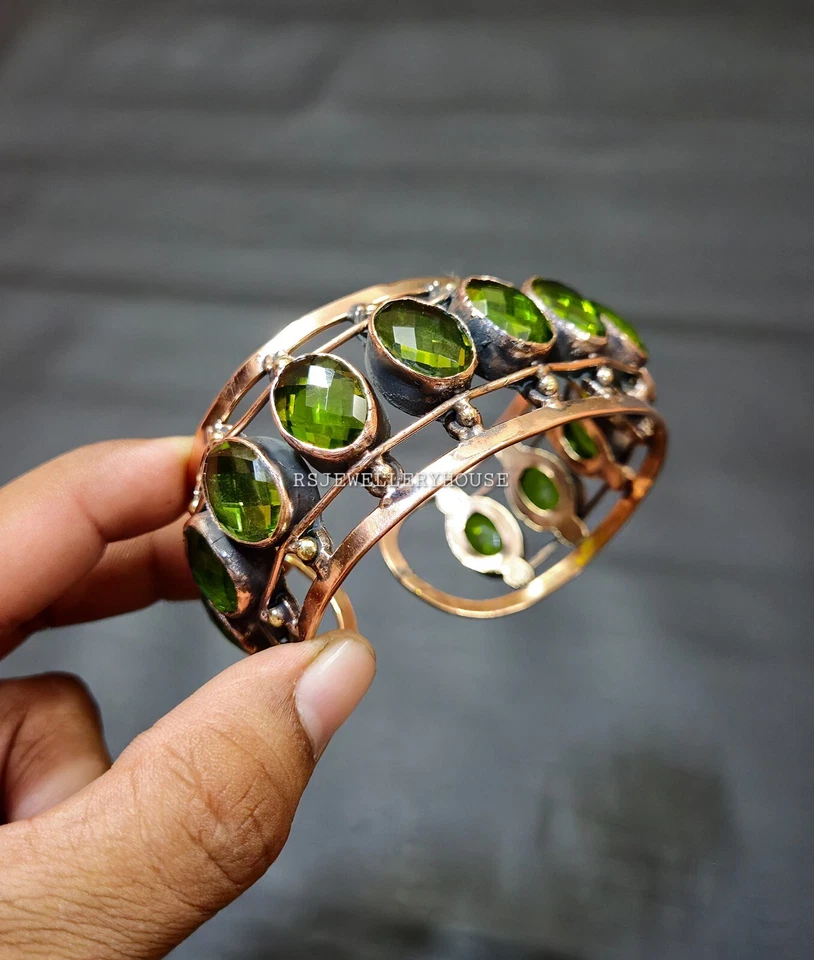 Brazalete facetado envuelto en alambre de peridoto brazalete envolvente de cobre brazalete ajustable Foto 2 de 4
