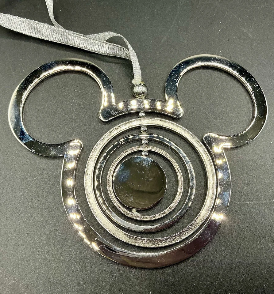 "Adorno de Navidad giratorio de metal plateado icono de Mickey Mouse de los parques de Disney 5""x4""" Foto 3 de 4