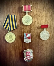 Lot Of 5 Vintage RUSSIAN Medals And Pins Druzhina Soviet Committee Of Veterans