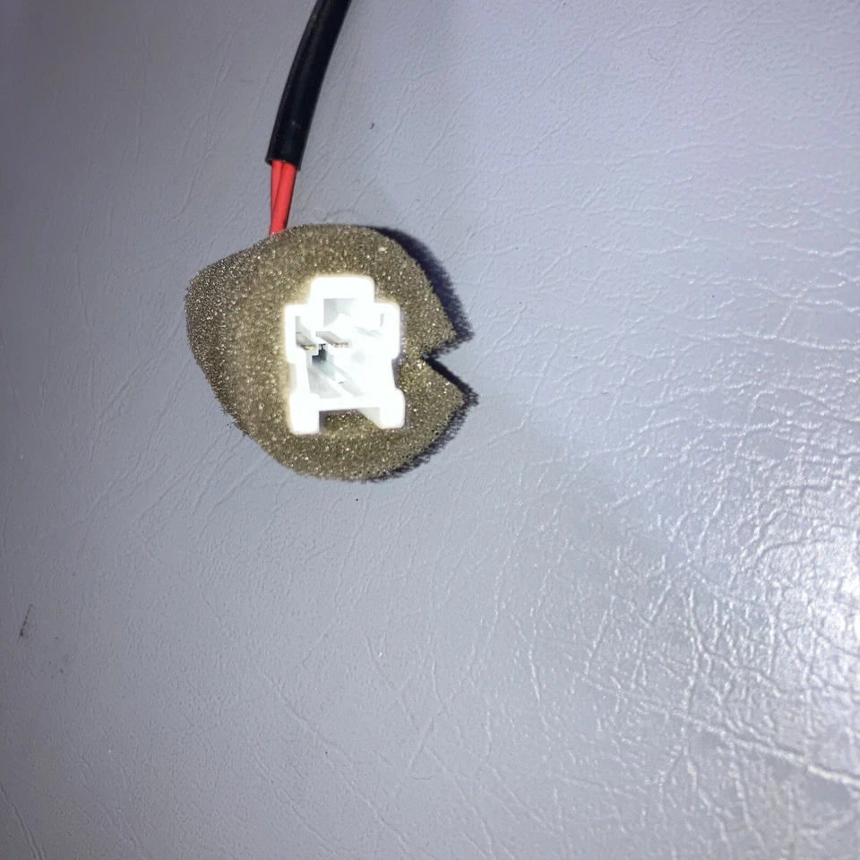 Actuador de cierre de maletero Suzuki Reno 2008 Foto 2 de 4