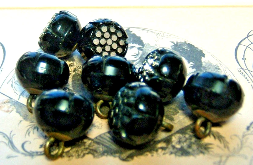 8 pequeños botones antiguos de vidrio negro ahuecados tapa afeitada con puntos elevados plateados 3/8" Foto 3 de 4