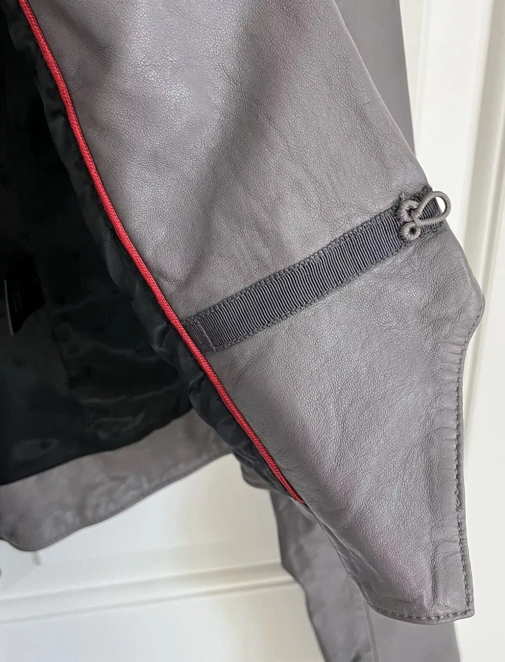 Jaqueta de couro Marc by Marc Jacobs vintage inspirada em banda cinza tamanho 2 - Imagem 4 de 4