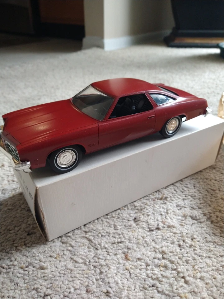 Jo-Han 1975 Oldsmobile Cutlass HDTP concesionario promoción modelo coche rojo carmesí ~ CE Foto 2 de 4
