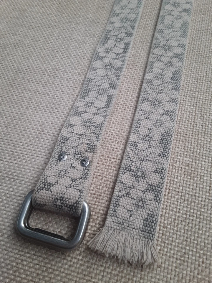 女式 M 码 American Eagle Distress-Look 花卉印花帆布 D 形环腰带 — 第 4/4 张图片