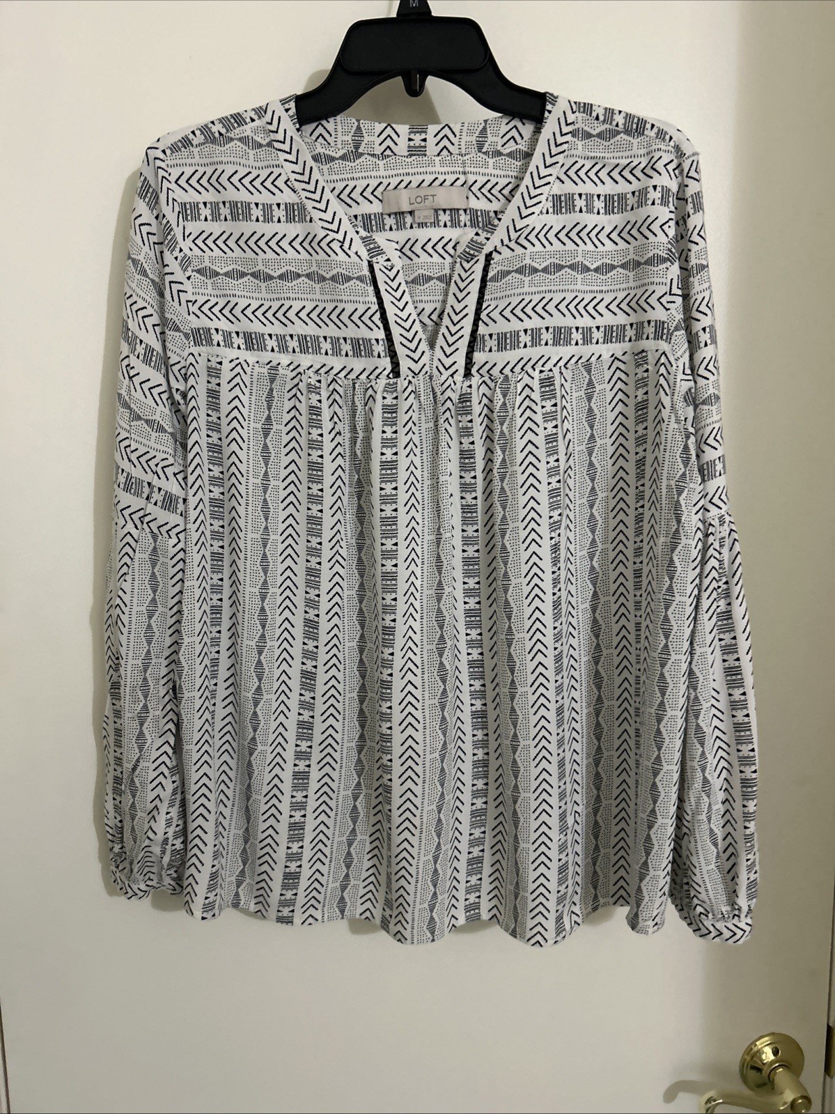 Ann Taylor Loft Graphic Print Black White Pullover Blouse Size M Button Cuff