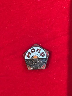 Spilla smaltata MOPR sovietica vintage URSS Società dei naturalisti di Mosca