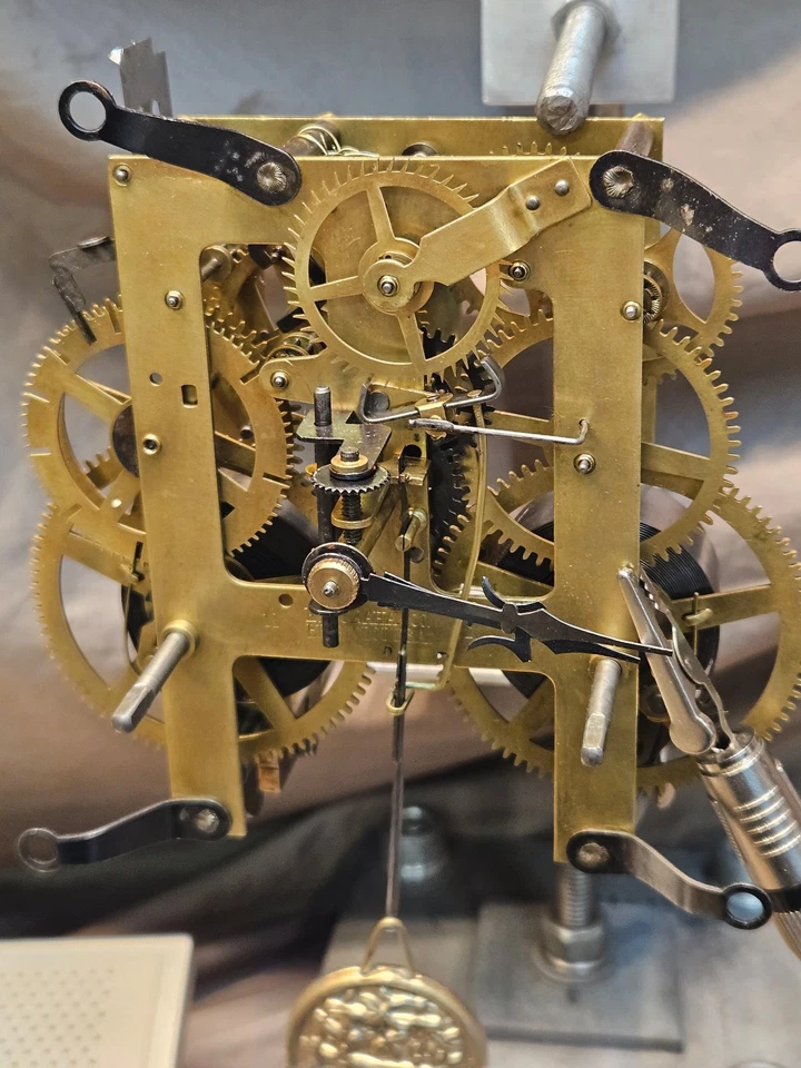 Movimiento de reloj de manto Ingraham Thumbwheel restaurado reconstruido con agujas de péndulo de llave Foto 3 de 4