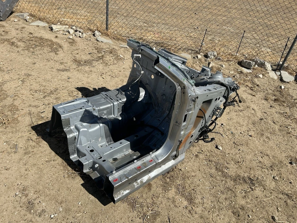 Nissan GTR R35 2009-2024 cuadro delantero corte riel pasajero derecho Foto 2 de 4