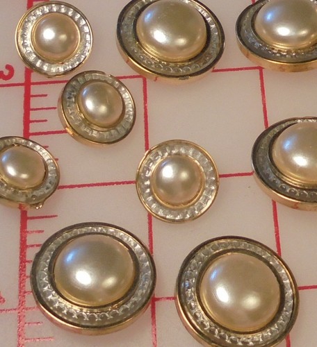 25 MEDIUM 15/16" Gold Pearl Plastic Shank Buttons With Frosted Edge - Picture 7 of 10