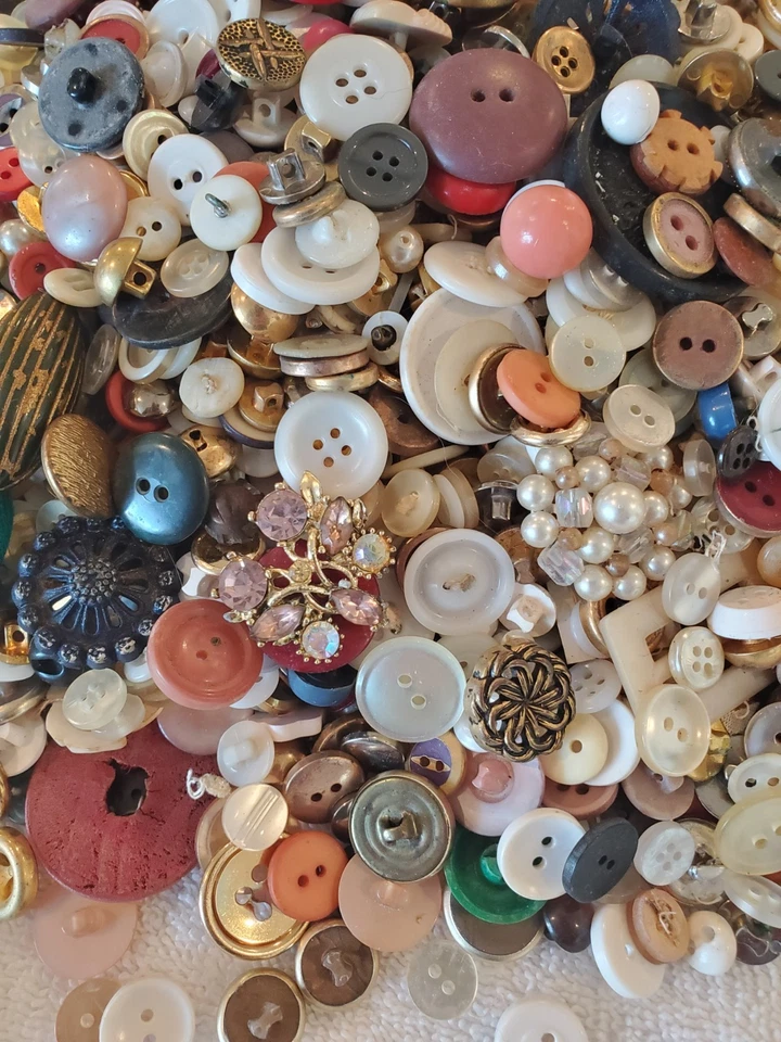 Vintage Buttons Huge Mixed Lot Over 2.5 lbs 100s Metal Plastic Wood Estate - Image 4 of 4