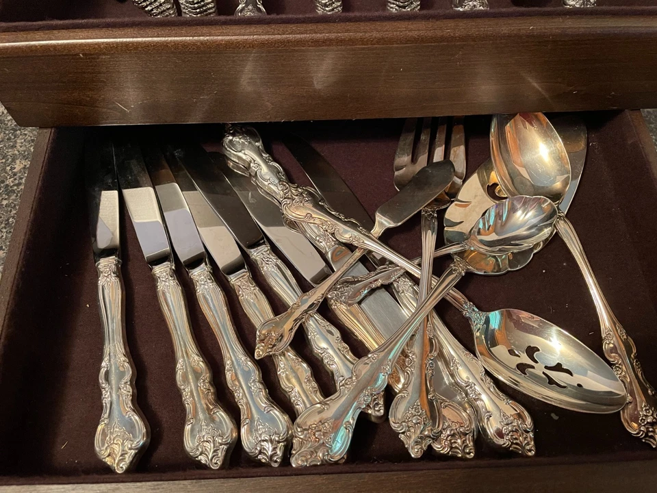 1847 Rogers Bros REMEMBERANCE Silver Plate Service For 8+ CHEST/Serving Pcs 78 - Image 3 of 4