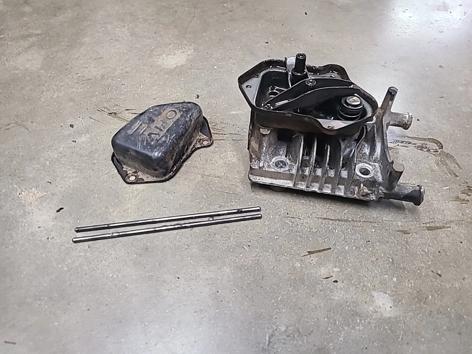 Головка блока цилиндров, крышка клапана и толкающие стержни Briggs & Stratton для Troybilt TB280ES - Изображение 2 из 4