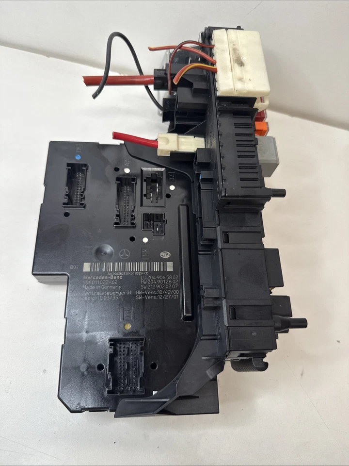 Модуль реле коробки задних предохранителей X204 10-15 Mercedes GLK 350 SAM - Изображение 2 из 4