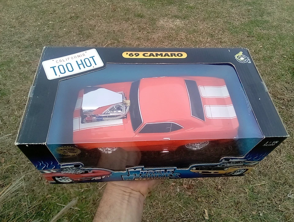 Vintage 1969 Camaro Muscle Machines Street Rod  1/18 Diecast Toy Car - Image 2 of 4