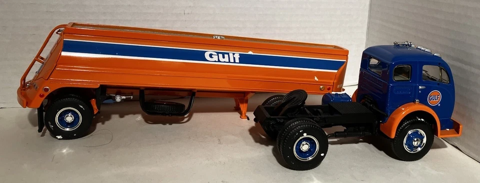 GULF 53’ WHITE 3000 Tractor & Tank Trailer 1/34 scale Diecast Model, 1st Gear (V - Image 2 of 4