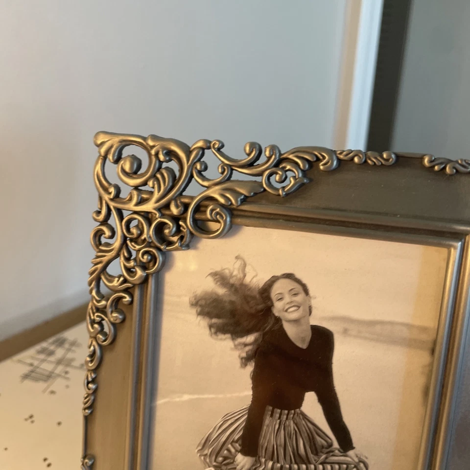 Marco de fotos Malden con pergaminos de esquina de metal gris 3,5x5" acabado satinado independiente Foto 3 de 4