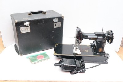 VTG 1951 Singer Featherweight Sewing Machine 221 W Case & Peddle ATQ Scroll face