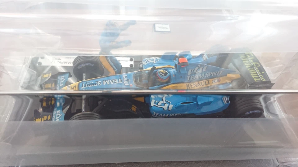 Hotwheels G9754 1:18 Renault R25 F1 Car 2005 With F. Alonso & Fisichella Figures - Image 4 of 4
