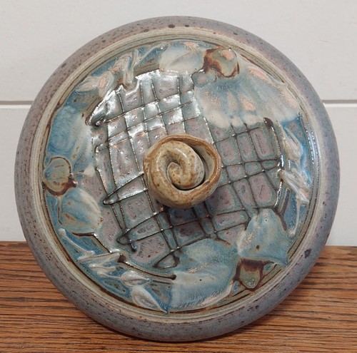 Studio Art Pottery floral themed, glazed, covered dish/plate adorned w/rose knob - Picture 12 of 18