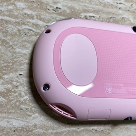 PS Vita PCH-2000 Light Pink White Complete in Box Excellent Condition 7035