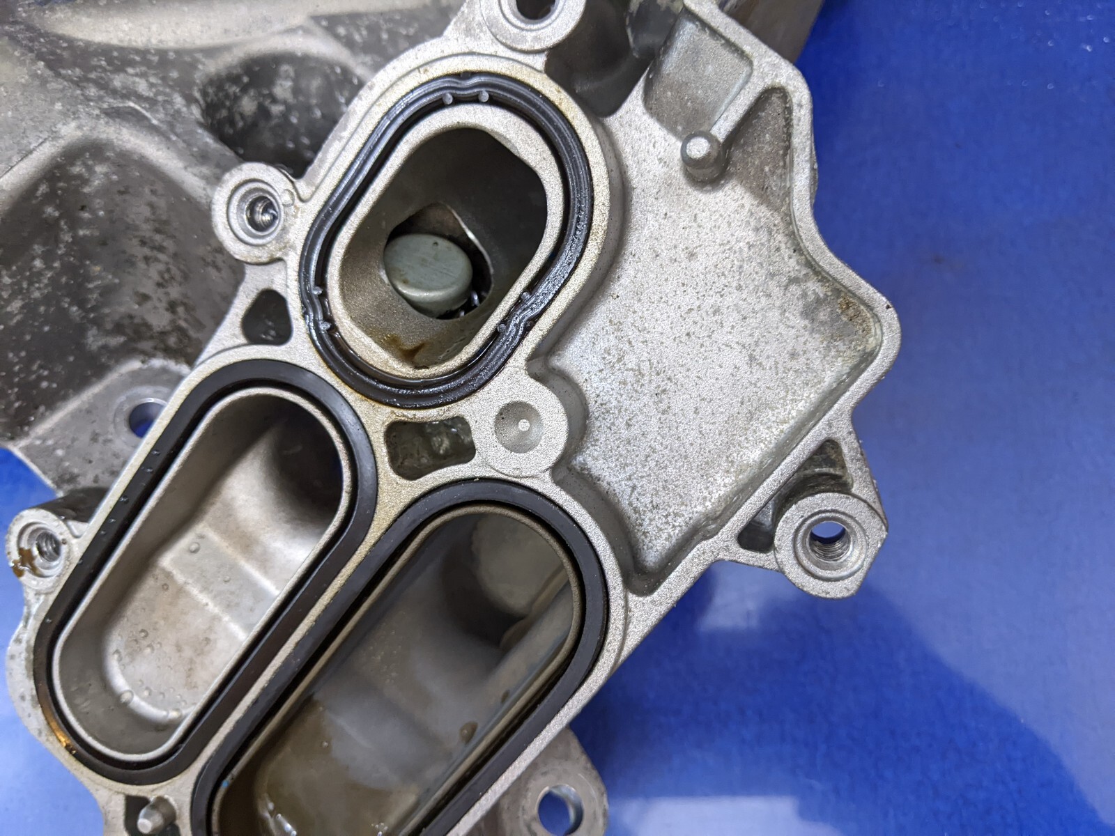 03 - 12 Bentley Flying Spur W12 oil filter housing bracket motor