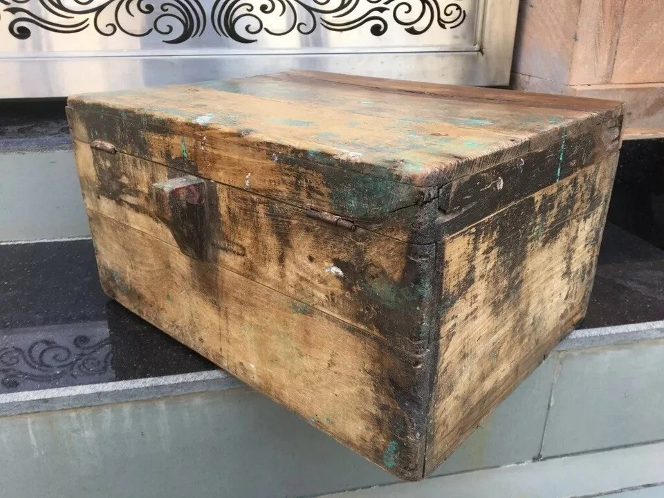 Antigua caja de almacenamiento de dinero de comerciante indio hecha a mano de madera antigua Foto 4 de 4