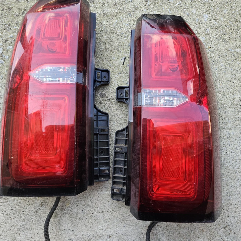 Chevrolet Suburban Tail Light Lamps - Image 3 of 4