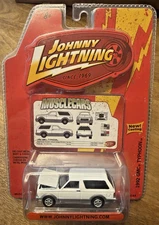 1:64 Johnny Lightning Muscle Cars 1992 White & Silver GMC Typhoon
